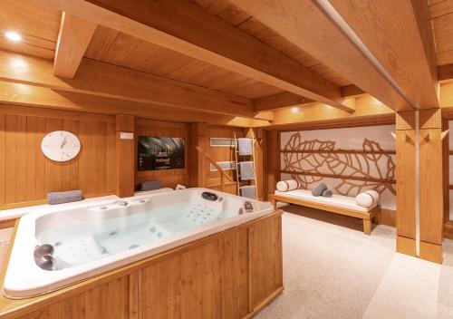 谷雪维尔白杨酒店的木墙客房的按摩浴缸