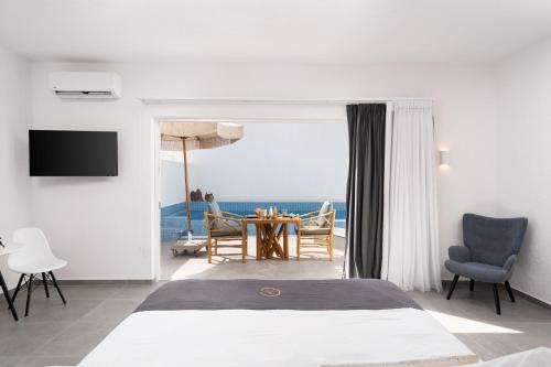 维查德Aegean Melody Suites的一间卧室配有一张床,享有海景