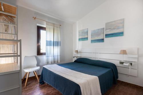 圣特奥多罗Residence il Melograno的一间卧室配有一张床和一把椅子