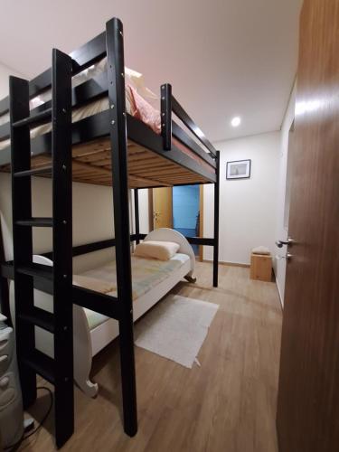 圣托·蒂尔索cerca do casal的一间卧室配有两张双层床。