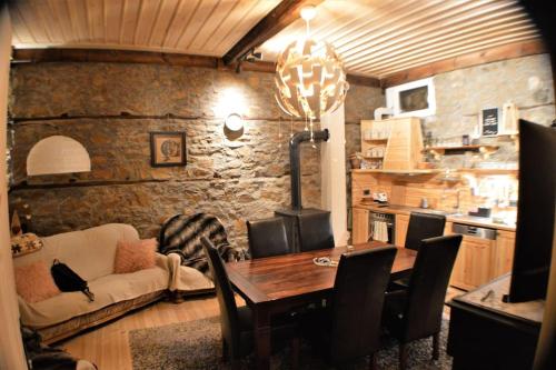 切佩拉雷EskiZ - Our stone home的客厅配有木桌和沙发