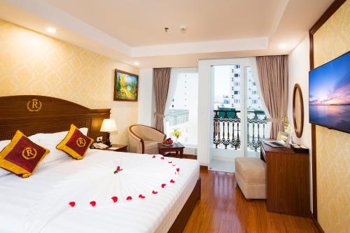 芽庄御庭芽庄酒店的酒店客房设有一张床和一个阳台。