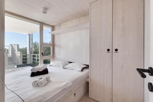 德拉格Pupsi Garden Villa的一间卧室设有一张床和一个大窗户