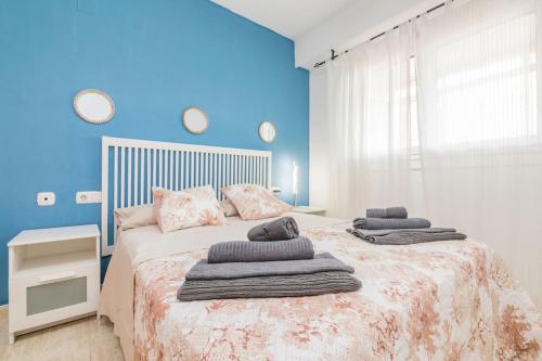 厄尔·阿尔特Marina - Delicia al sur的一间卧室配有一张大床和毛巾