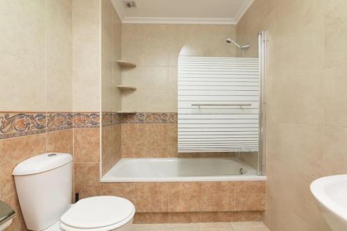 厄尔·阿尔特Marina - Delicia al sur的带浴缸、卫生间和盥洗盆的浴室