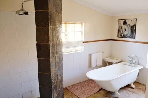 诺丁汉路Ibis Cottage的一间带白色浴缸和窗户的浴室