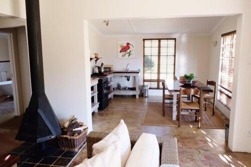 诺丁汉路Ibis Cottage的带沙发和壁炉的客厅