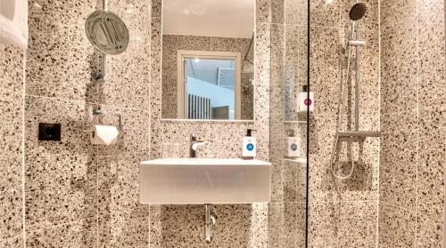 阿兰达Quality Hotel Arlanda XPO的一间带水槽和淋浴的浴室