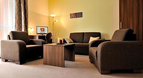 布拉迪斯拉发Melrose Apartments的客厅配有两张沙发和一张桌子