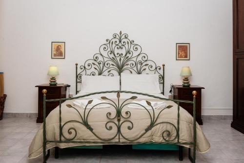 托雷斯港Casa Vacanze Petronia-By Faendho的一间卧室配有一张带金属床头板的床