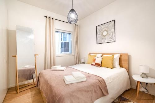 里斯本Akicity Saldanha City的一间卧室设有一张床和一个窗口