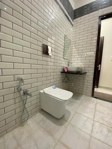 奥拉奇哈Hotel saanjh haveli的一间带卫生间和水槽的浴室