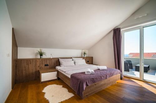 诺瓦利娅Villa Flavia and Alba - Private Heated Pool的一间卧室设有一张大床和一个大窗户