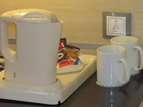 阿尔代阿瓦伦西亚博内尔快捷假日酒店的茶壶和茶杯