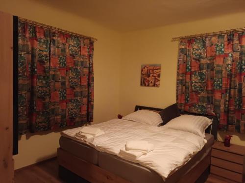 Katsch an der MurZimmer Kropfmoar的床上床,带窗帘和床罩的西德西德西德西德