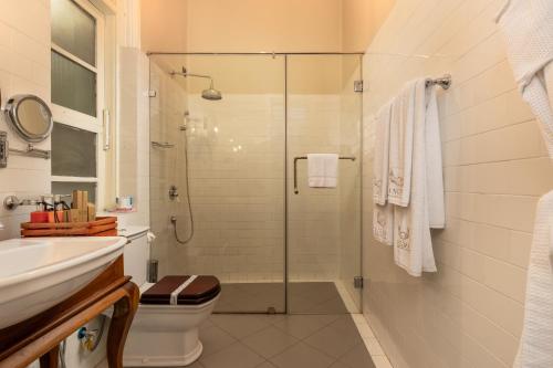 康提Castle Hill Bungalow的带淋浴、卫生间和盥洗盆的浴室