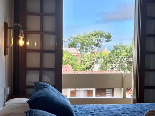 弗洛里亚诺波利斯Pousada Canajurê的一间卧室设有一张床和一个大窗户
