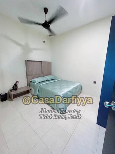 安顺Casa Darfiyya Homestay utk Muslim jer的一间卧室配有一张床和吊扇