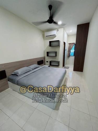 安顺Casa Darfiyya Homestay utk Muslim jer的卧室配有一张床