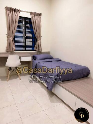 安顺Casa Darfiyya Homestay utk Muslim jer的一间卧室配有一张床、一张书桌和一个窗户。