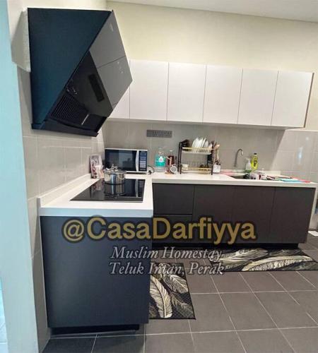 安顺Casa Darfiyya Homestay utk Muslim jer的厨房配有水槽和台面