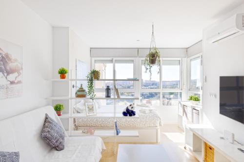 多列毛利诺斯Sun Apartments的白色的客厅配有沙发和桌子