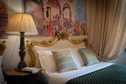 热那亚莫拉利宫酒店的一间卧室配有一张壁画床
