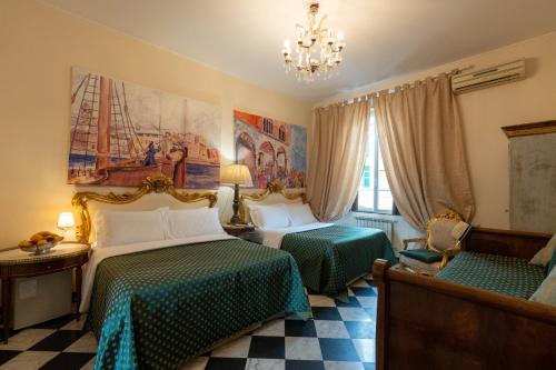 热那亚莫拉利宫酒店的一间卧室配有两张床和吊灯。