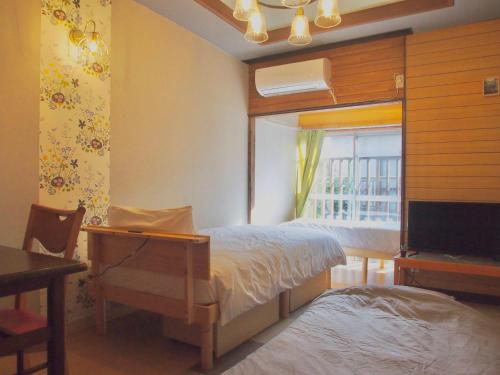 高松Classy仏生山的一间卧室配有一张床、一个窗口和一张书桌