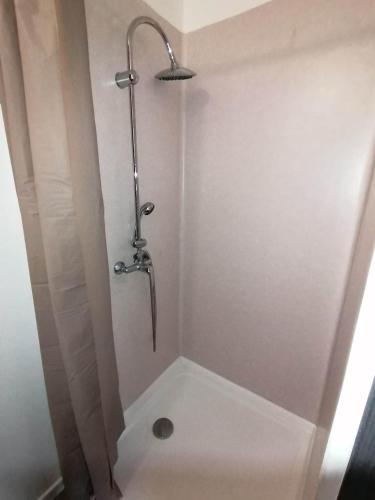 蒙贝利亚尔Résidence Duplex的带淋浴喷头的浴室内的淋浴间