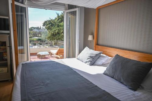 穆然穆然明月酒店的一间卧室设有一张大床和一个大窗户