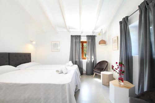 波连斯萨Traditional Mallorca Villa - 6 Bedrooms - Villa Colonya Olive - Private Pool and Stunning Views - Colonya Valley的一间卧室配有两张床和椅子