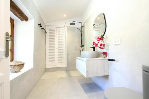 波连斯萨Traditional Mallorca Villa - 6 Bedrooms - Villa Colonya Olive - Private Pool and Stunning Views - Colonya Valley的白色的浴室设有水槽和镜子
