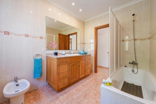 阿尔库迪亚Villa Manresa in Alcudia by JS Villas的一间带水槽、浴缸和卫生间的浴室
