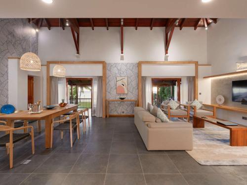 弗利康弗拉克Sofitel Mauritius L'Imperial Resort & Spa的客厅配有沙发和桌子