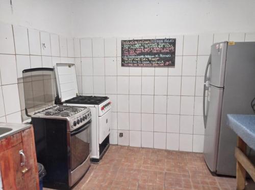 圣地亚哥Origenes的厨房配有炉灶和冰箱。