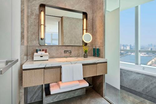 珠海珠海横琴希尔顿逸林酒店的一间带水槽和镜子的浴室