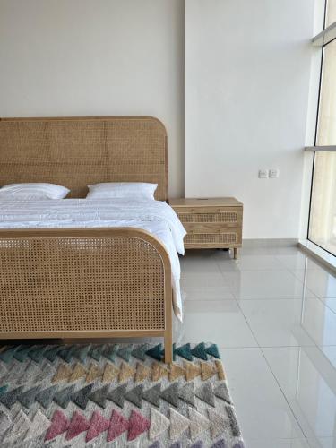 迪拜Reef Residence的一间卧室配有藤床和地毯。