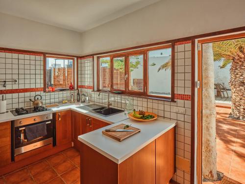 阿列塔Playa Marina Eco Beach Villa的厨房配有水槽和带窗户的柜台。