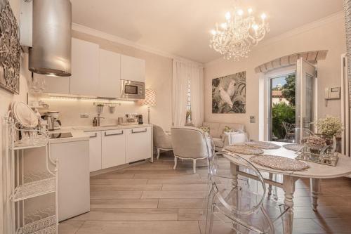 维罗纳Dolce Vita Santo Stefano的厨房以及带桌椅的用餐室。