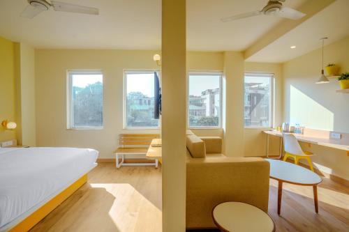 新德里Bloom Hotel - GK2的卧室配有一张床和一张桌子及椅子