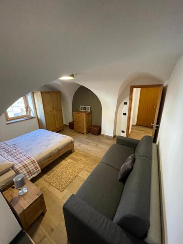 卡拉诺Appartamento Gioia di Bosco的客厅配有沙发和1张床