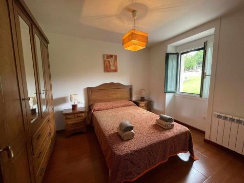 拉科鲁尼亚Grupo Gontad Casa Balsas的一间卧室,配有一张带两顶帽子的床