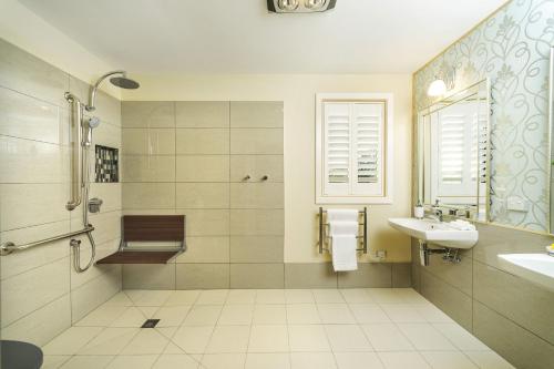 温耶德温亚德克斯托尔波兹公寓的白色的浴室设有水槽和淋浴。