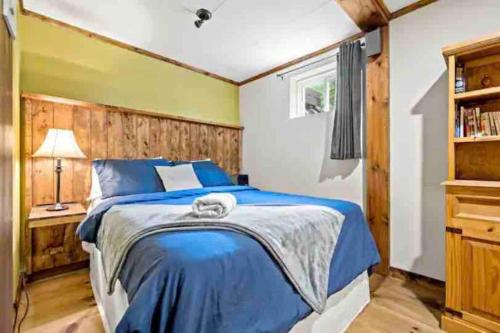 Saint-FaustinTremblant-Mont-Blanc SPA,Nature,Intimité的一间卧室设有蓝色的床和黄色的墙壁