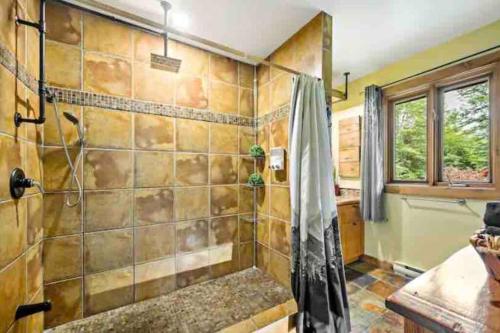 Saint-FaustinTremblant-Mont-Blanc SPA,Nature,Intimité的带淋浴和浴帘的浴室