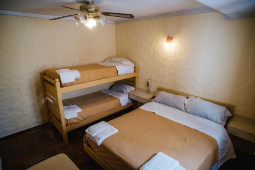 BarraqueroHotel Panamericano的小房间设有两张床和吊扇