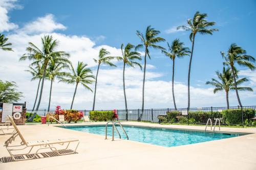 考纳卡凯Molokai Shores的棕榈树游泳池和游乐场