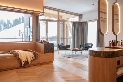 格罗萨尔奈斯勒霍夫酒店的卧室配有一张床、一张桌子和椅子