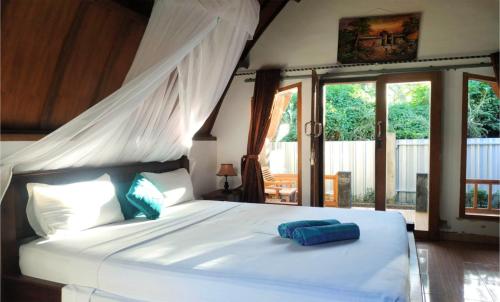 吉利阿尔3号太阳简易别墅酒店的卧室配有带蓝色枕头的大型白色床